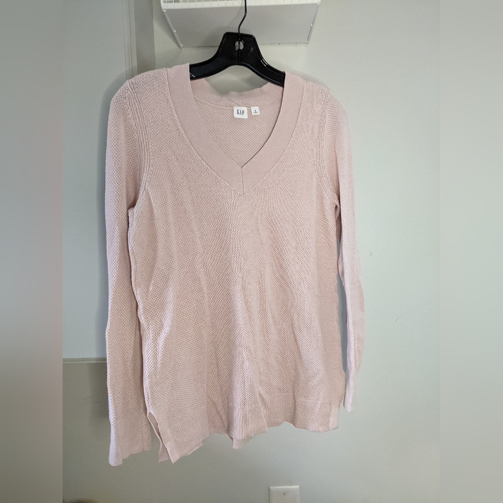 Gap v-neck sweater size medium